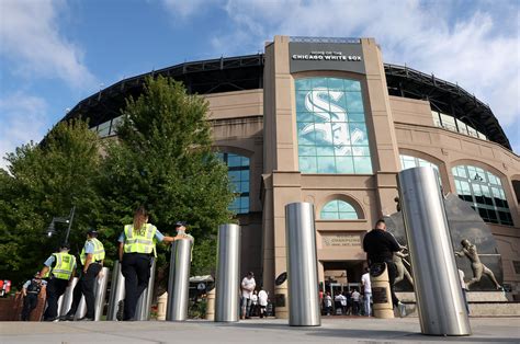 Column: Chicago White Sox defend decision to continue play after shooting at Guaranteed Rate Field. Was it the right call?